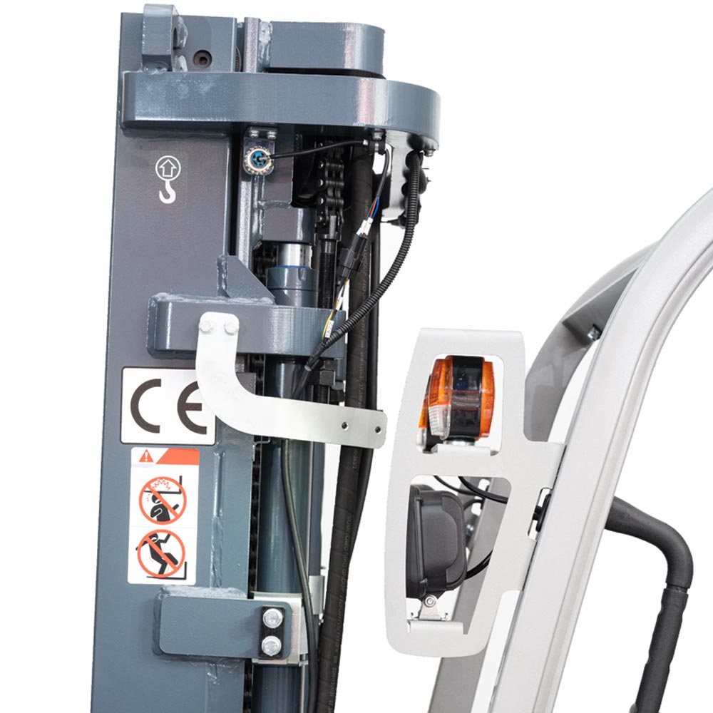 CPD16SQ-GE2Li, Carrello elevatore elettrico 1.600 kg, montante triplex, cabina aperta <span style="color: #008000;">6 anni di garanzia sulla batteria Li-Ion</span> <ul> <li><span style="font-size: 100%;">Sollevamento 4.700 mm</span></li> <li><span style="font-size: 100%;">Batteria Li-Ion 80V/202Ah</span></li> <li><span style="font-size: 100%;">Raggio di sterzata ridotto</span></li> </ul> CPD16SQ-GE2Li, Carrello elevatore elettrico 1.600 kg, montante triplex, cabina aperta - immagine 16