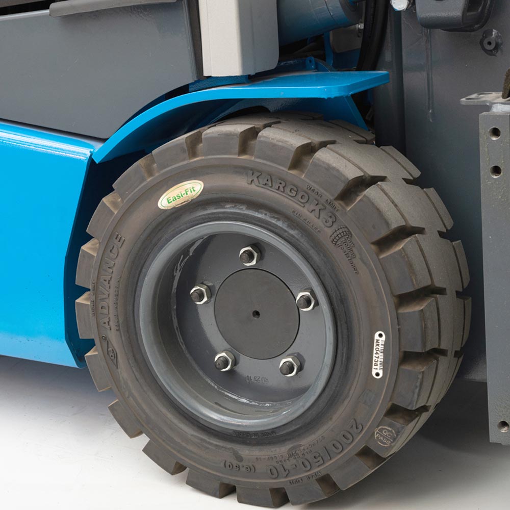 CPD16SQ-GE2Li, Carrello elevatore elettrico 1.600 kg, montante triplex, cabina aperta <span style="color: #008000;">6 anni di garanzia sulla batteria Li-Ion</span> <ul> <li><span style="font-size: 100%;">Sollevamento 4.700 mm</span></li> <li><span style="font-size: 100%;">Batteria Li-Ion 80V/202Ah</span></li> <li><span style="font-size: 100%;">Raggio di sterzata ridotto</span></li> </ul> CPD16SQ-GE2Li, Carrello elevatore elettrico 1.600 kg, montante triplex, cabina aperta - immagine 14