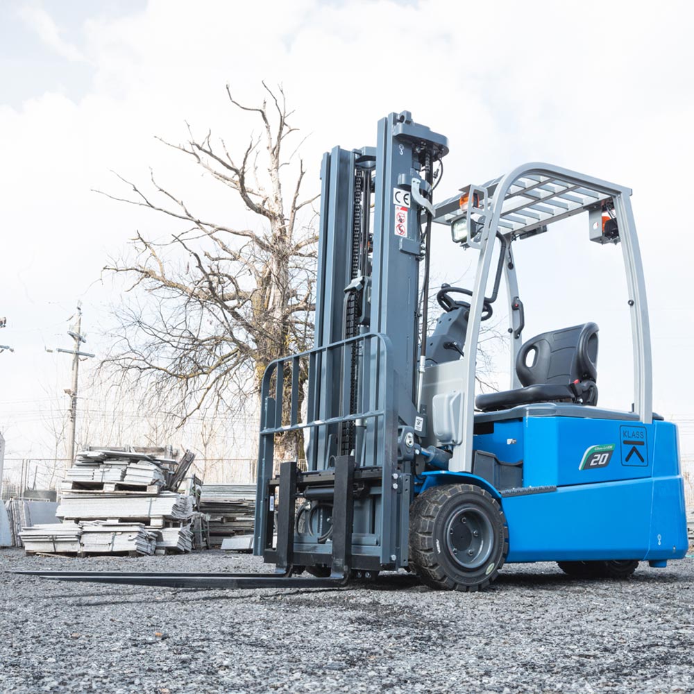CPD16SQ-GE2Li, Carrello elevatore elettrico 1.600 kg, montante triplex, cabina aperta <span style="color: #008000;">6 anni di garanzia sulla batteria Li-Ion</span> <ul> <li><span style="font-size: 100%;">Sollevamento 4.700 mm</span></li> <li><span style="font-size: 100%;">Batteria Li-Ion 80V/202Ah</span></li> <li><span style="font-size: 100%;">Raggio di sterzata ridotto</span></li> </ul> CPD16SQ-GE2Li, Carrello elevatore elettrico 1.600 kg, montante triplex, cabina aperta - immagine 6