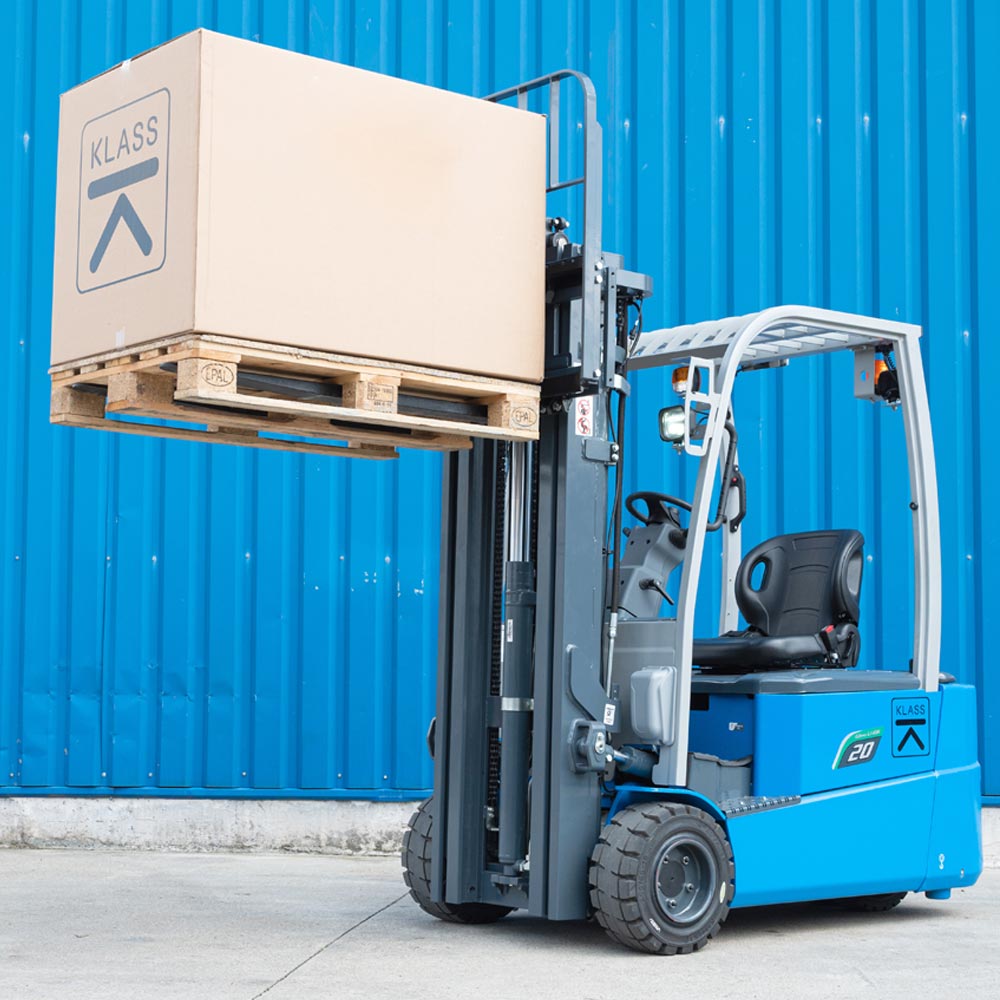 CPD16SQ-GE2Li, Carrello elevatore elettrico 1.600 kg, montante triplex, cabina aperta <span style="color: #008000;">6 anni di garanzia sulla batteria Li-Ion</span> <ul> <li><span style="font-size: 100%;">Sollevamento 4.700 mm</span></li> <li><span style="font-size: 100%;">Batteria Li-Ion 80V/202Ah</span></li> <li><span style="font-size: 100%;">Raggio di sterzata ridotto</span></li> </ul> CPD16SQ-GE2Li, Carrello elevatore elettrico 1.600 kg, montante triplex, cabina aperta - immagine 4