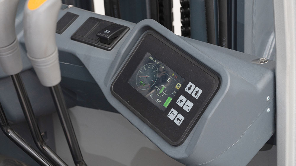 CPD20SQ GE2Li descriere1 CPD16SQ-GE2Li, Carrello elevatore elettrico 1.600 kg, montante triplex, cabina aperta