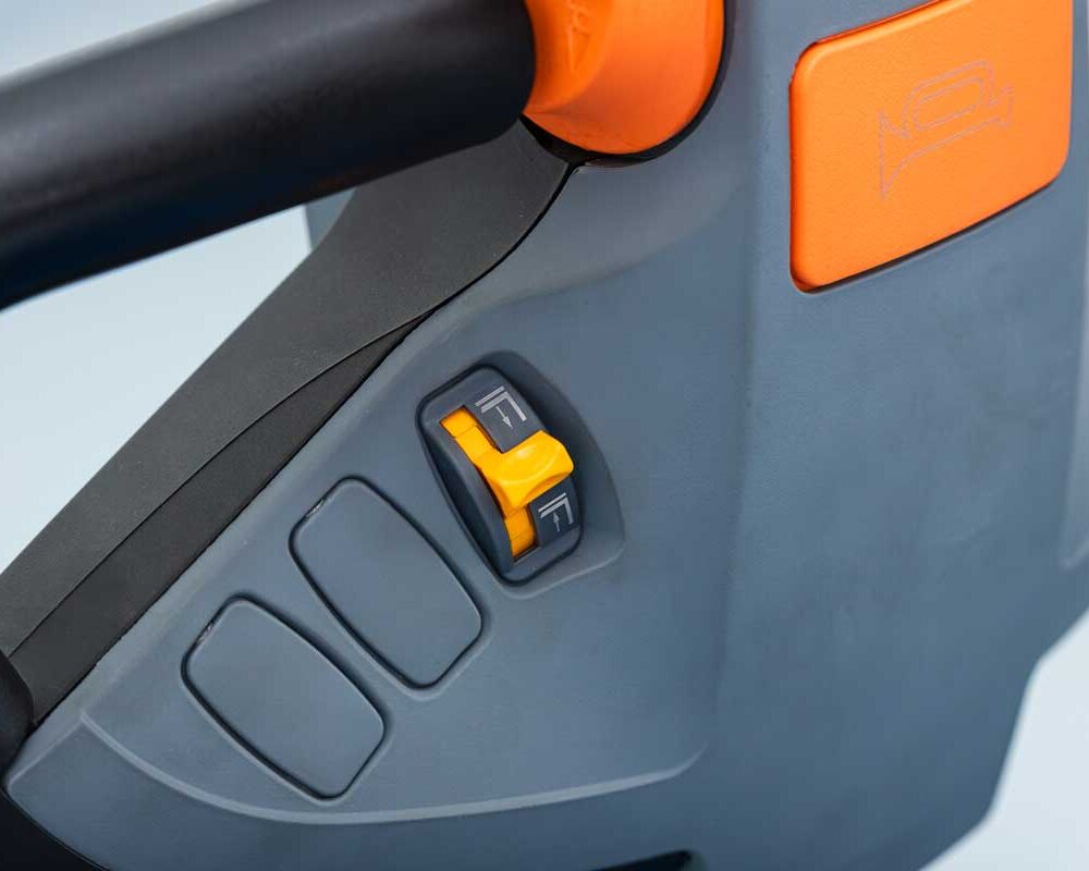 CDD16J D 1a CDD16J-D Stoccatore elettrico 1.600 kg, Batteria AGM, sollevamento 3.500 mm