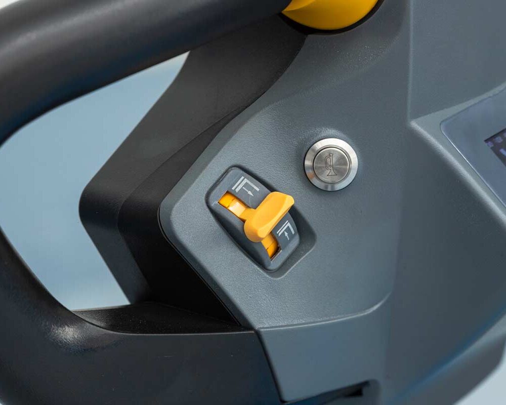 WS15H Li handle 1 WS15H-B Stoccatore elettrico 1.500 kg, sollevamento 2.000 mm