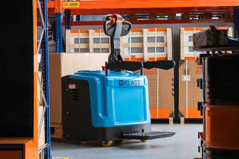 SL25GA usage 1 SL25GA Transpallet elettrico con piattaforma 2.500 kg, batteria Li-Ion, ricarica rapida