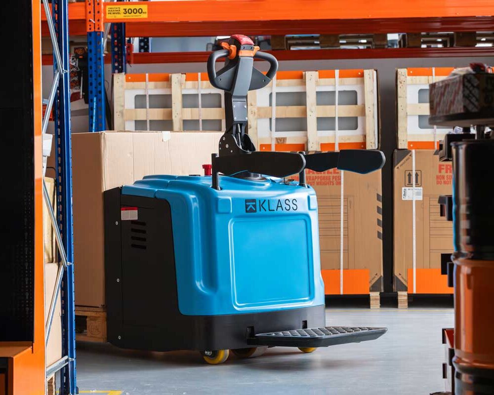 SL25GA usage 1 SL25GA Transpallet elettrico con piattaforma 2.500 kg, batteria Li-Ion, ricarica rapida
