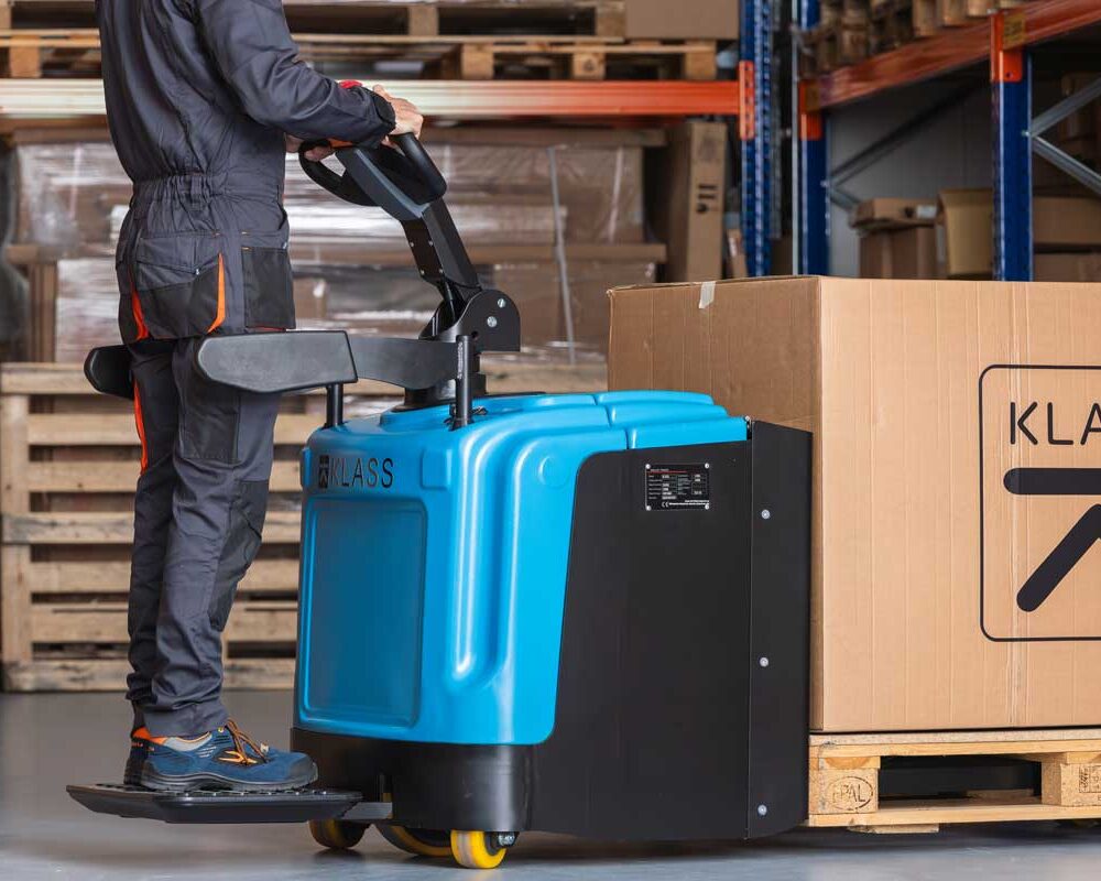 SL25GA usage 2 SL25GA Transpallet elettrico con piattaforma 2.500 kg, batteria Li-Ion, ricarica rapida