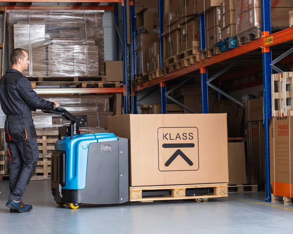 SL25GA usage 4 SL25GA Transpallet elettrico con piattaforma 2.500 kg, batteria Li-Ion, ricarica rapida