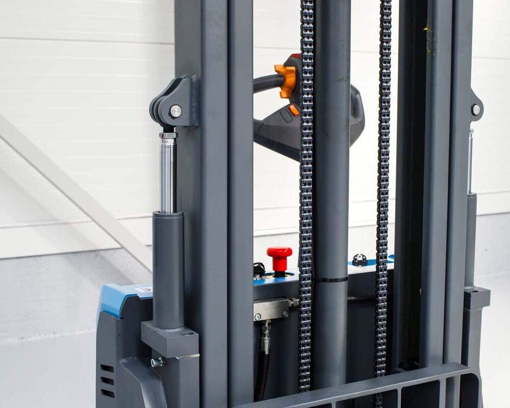 CDD12R EN DL 12 CDD12R-EN Stoccatore elettrico 1.200 kg, con doppio sollevamento, altezza di sollevamento 2.500 mm