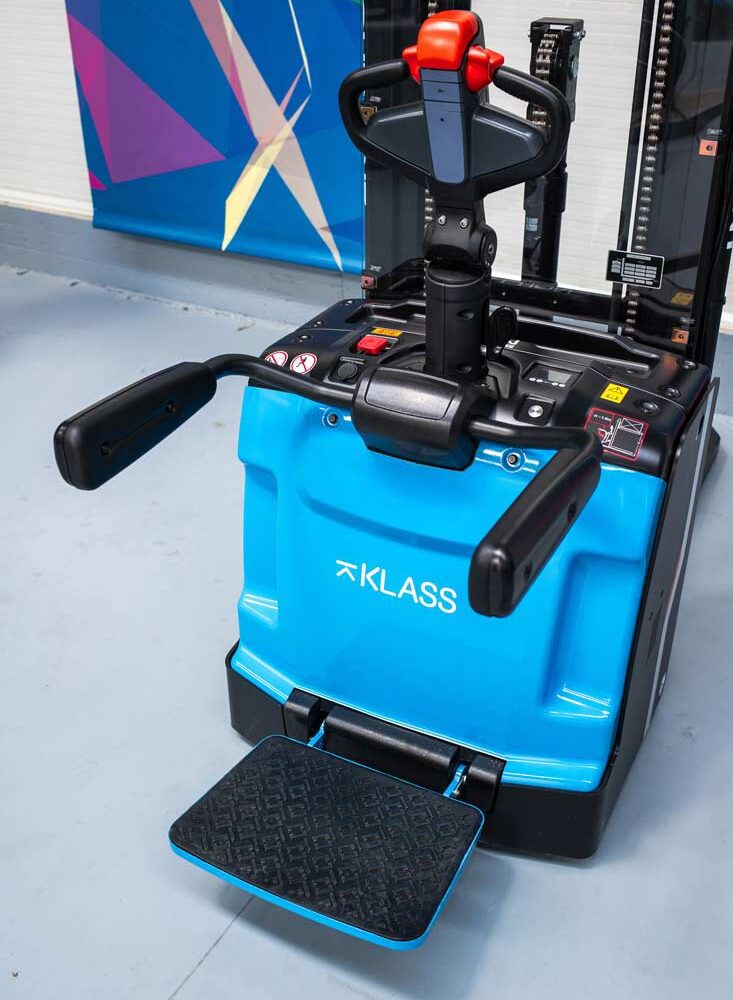 ES16R PRO 15 ES16-R PRO Stoccatore elettrico 1.600 kg, batteria Li-Ion, pedana ribaltabile, altezza di sollevamento 5.500 mm