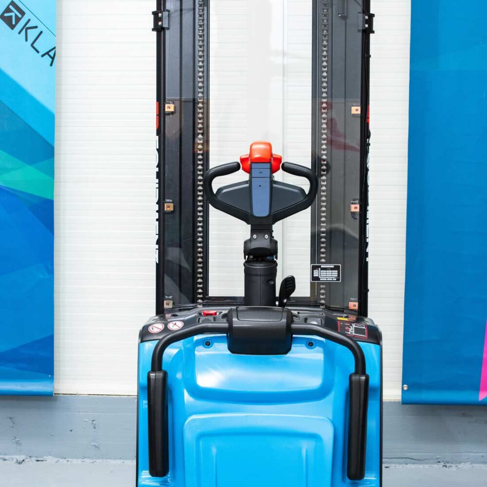 ES16R PRO 6 ES16-R PRO Stoccatore elettrico 1.600 kg, batteria Li-Ion, pedana ribaltabile, altezza di sollevamento 5.500 mm