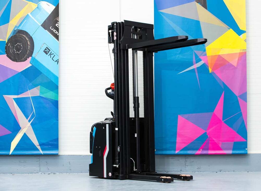 ES16R PRO 7 ES16-R PRO Stoccatore elettrico 1.600 kg, batteria Li-Ion, pedana ribaltabile, altezza di sollevamento 5.500 mm