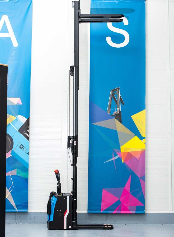 ES16R PRO 8 ES16-R PRO Stoccatore elettrico 1.600 kg, batteria Li-Ion, pedana ribaltabile, altezza di sollevamento 5.500 mm