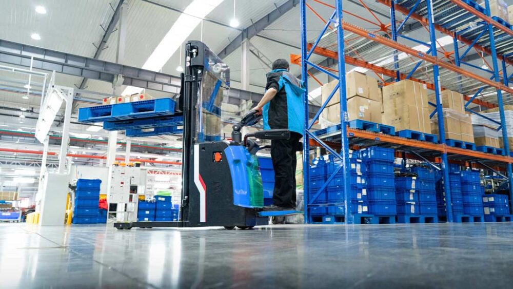 ES16R PRO showcase1 ES16-R PRO Stoccatore elettrico 1.600 kg, batteria Li-Ion, pedana ribaltabile, altezza di sollevamento 5.500 mm