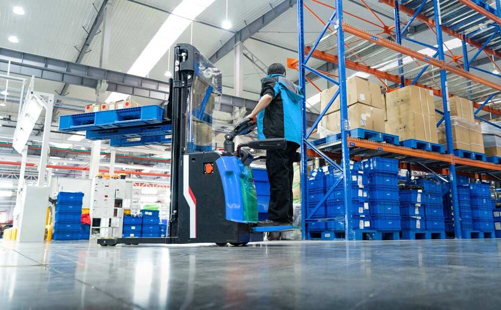 ES16R PRO showcase1 ES16-R PRO Stoccatore elettrico 1.600 kg, batteria Li-Ion, pedana ribaltabile, altezza di sollevamento 5.500 mm